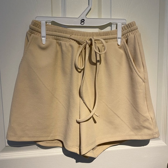 High waisted beige shorts - Picture 3 of 6